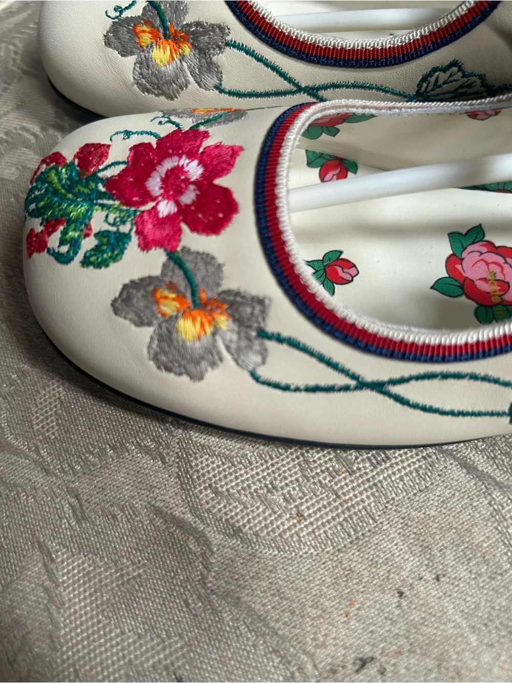 Gucci girls Off White Floral Embroidered Mary Jane buckled ankle strap Flats 33